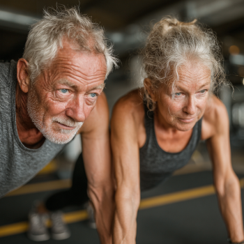 Активні літні люди займаються фітнесом
